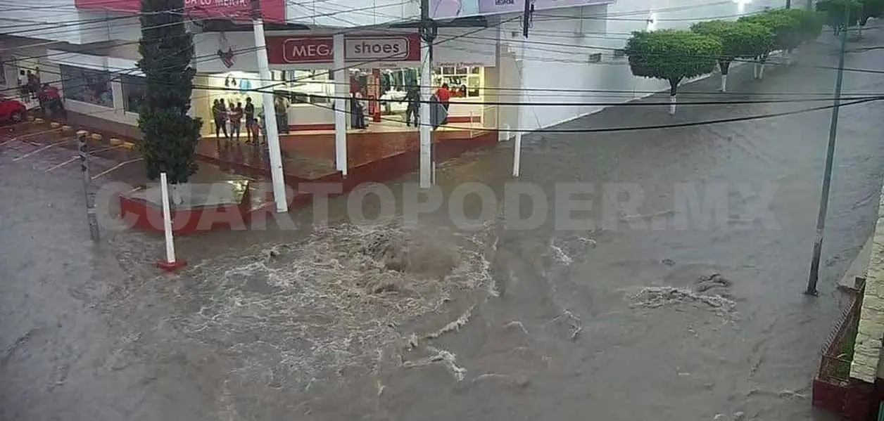 Fuerte lluvia deja encharcamientos severos