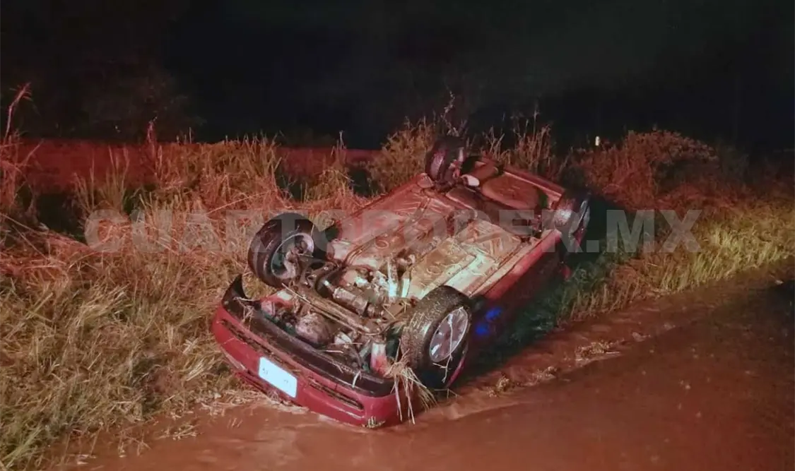 Hermanos salvan la vida tras sufrir una volcadura