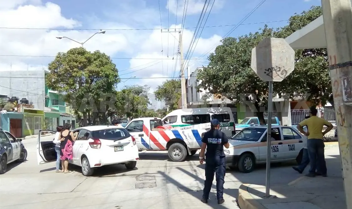 Pick up y sedán chocan al oriente de la capital