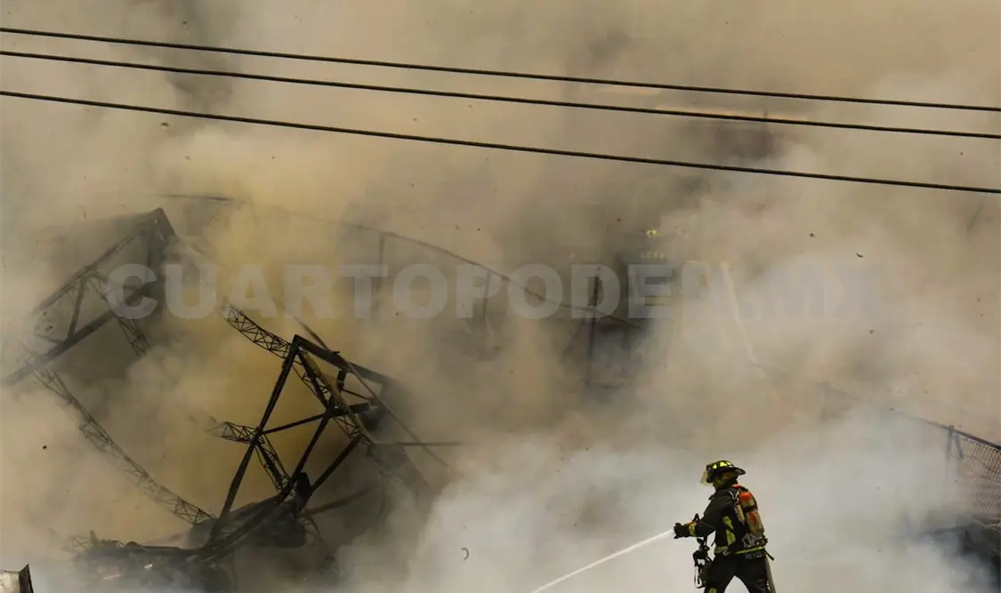 Se registra incendio en fábrica de Coyoacán