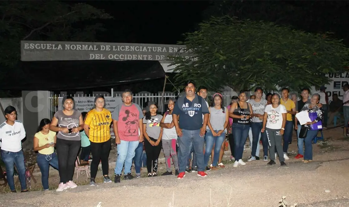 Los inconformes porque sus hijos no quedaron en la universidad, instalaron un plantón indefinido. Isaac Jiménez / CP