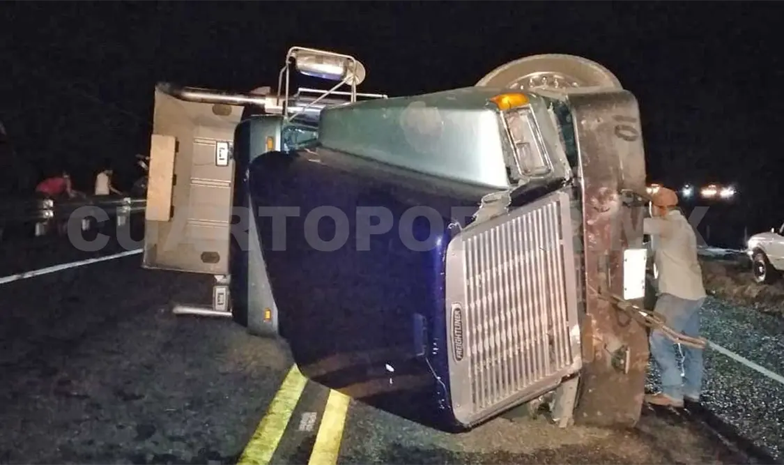 El tráiler volcó en la carretera federal Palenque-Catazajá, en una zona de curvas. Genaro Sánchez / CP