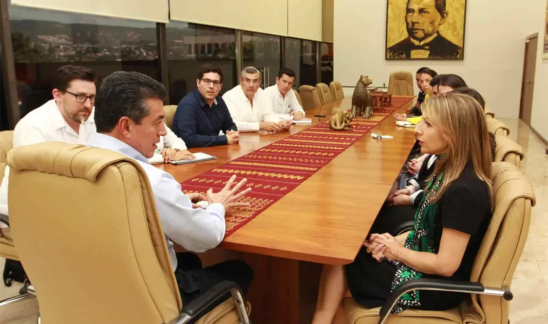 El gobernador Rutilio Escandón Cadenas sostuvo una reunión de trabajo con integrantes de la OPIC. CP