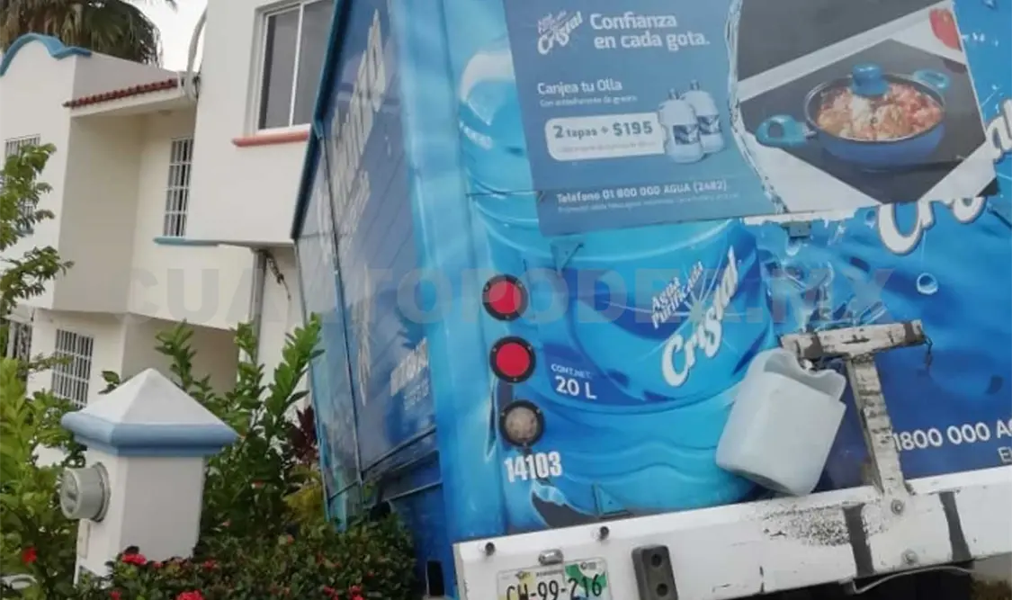 Se queda sin frenos y choca en una residencia