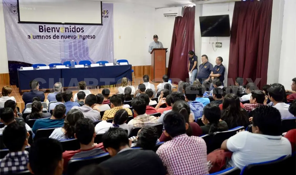 Se reúne rector con jóvenes de la Facultad Maya