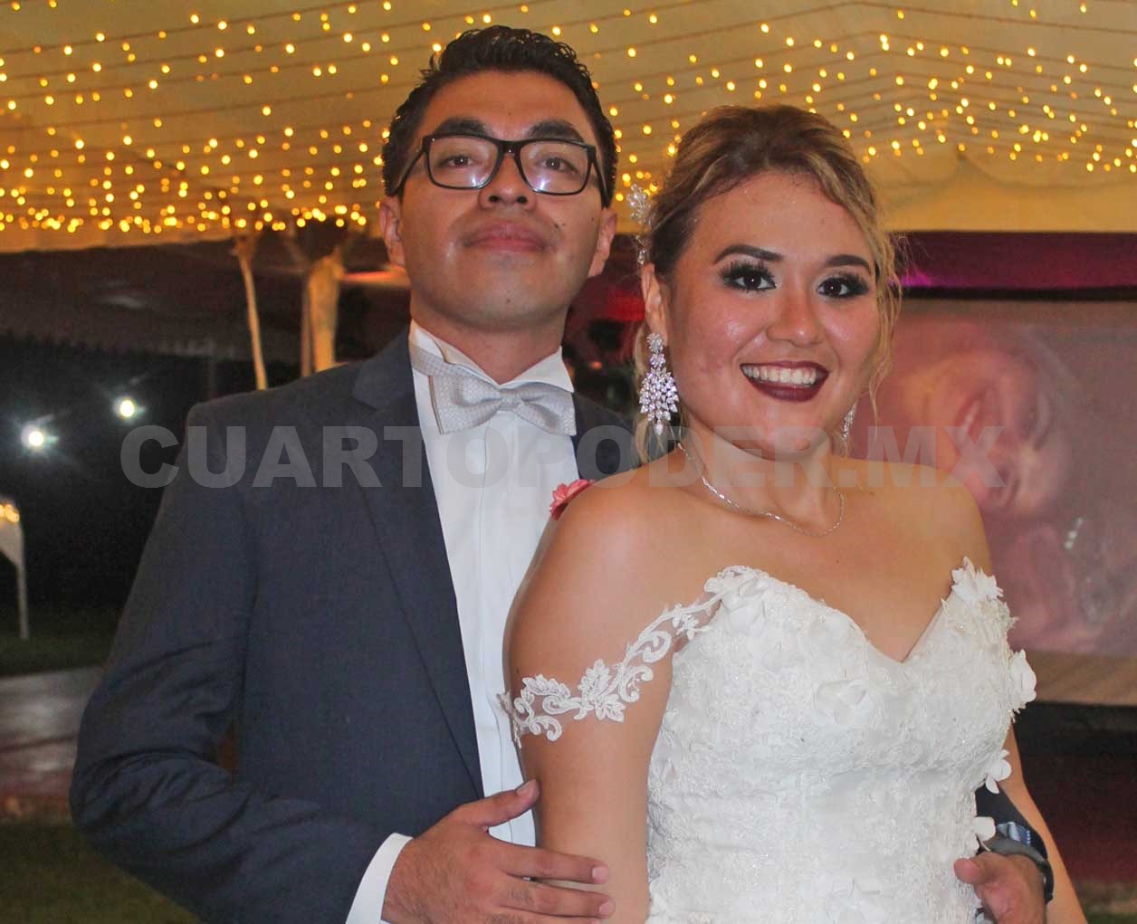 Caminaron al altar de la mano