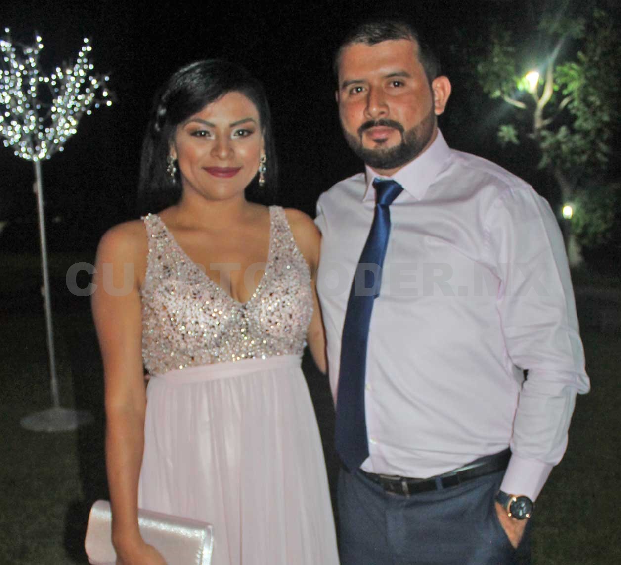 Caminaron al altar de la mano
