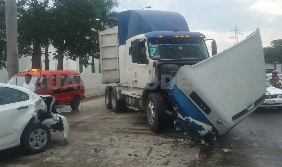 Cinco lesionados en aparatosa carambola
