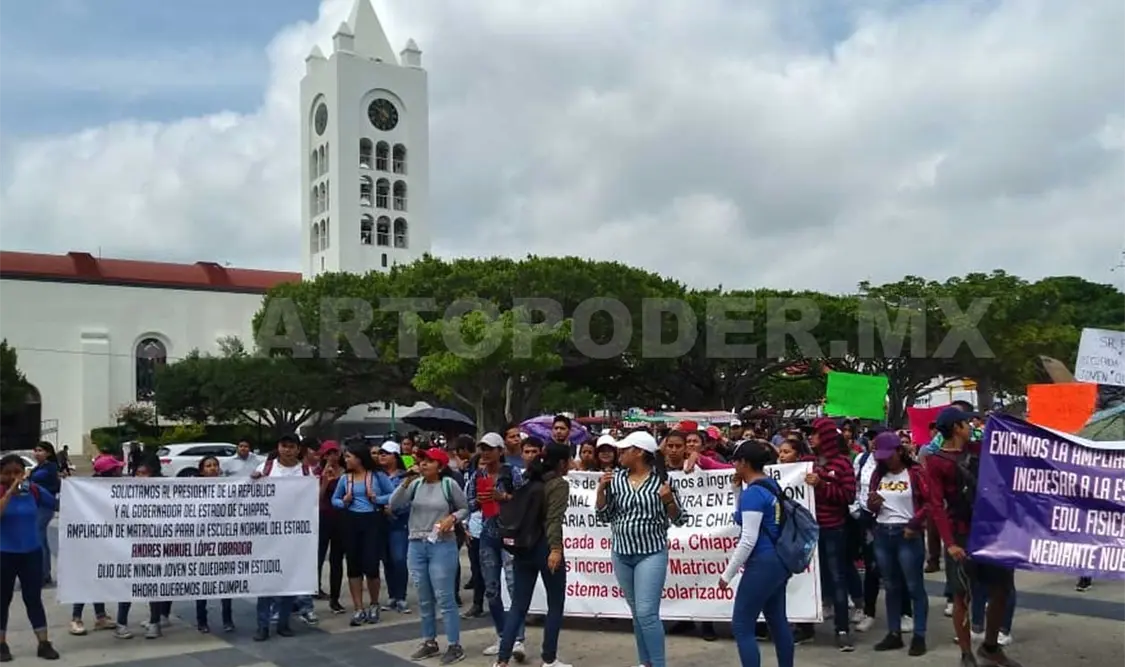 Marchan para exigir la ampliación de matrículas