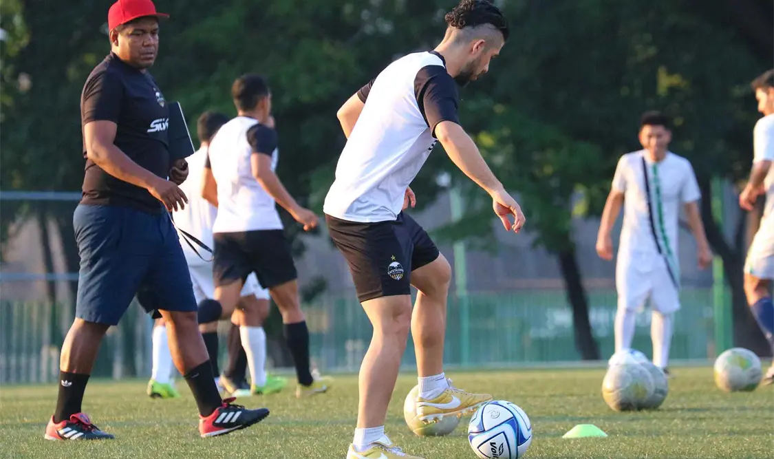 Prueba difícil tuvieron los jugadores cafetaleros, pues debutaron ante los actuales campeones de la división. Cortesía