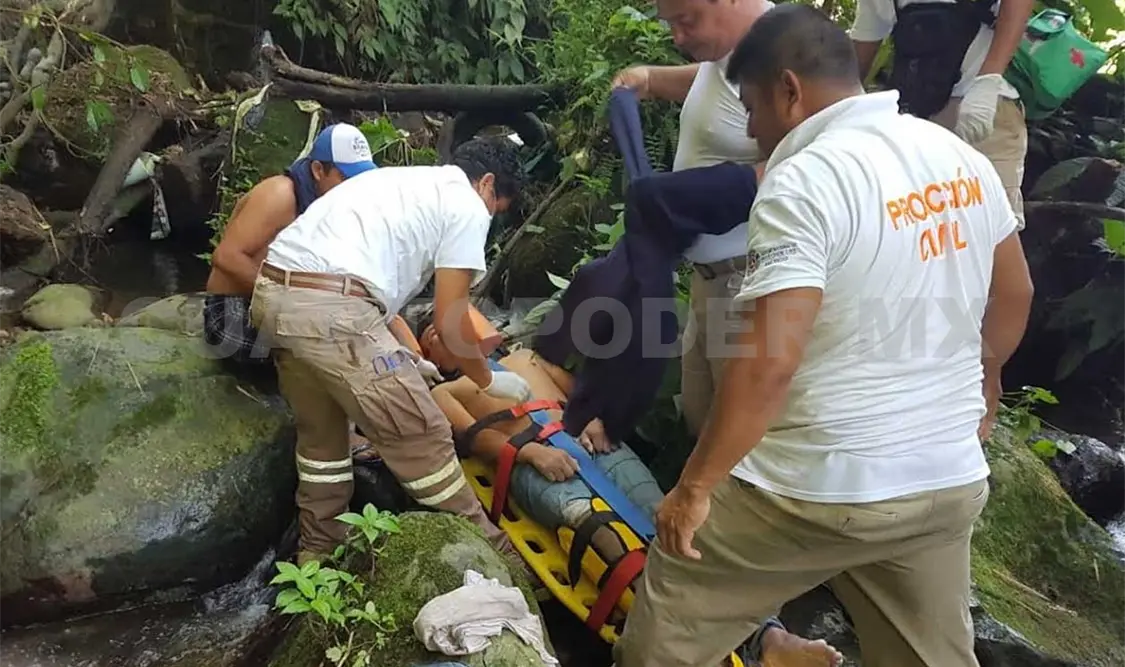 Joven queda grave al caer a afluente