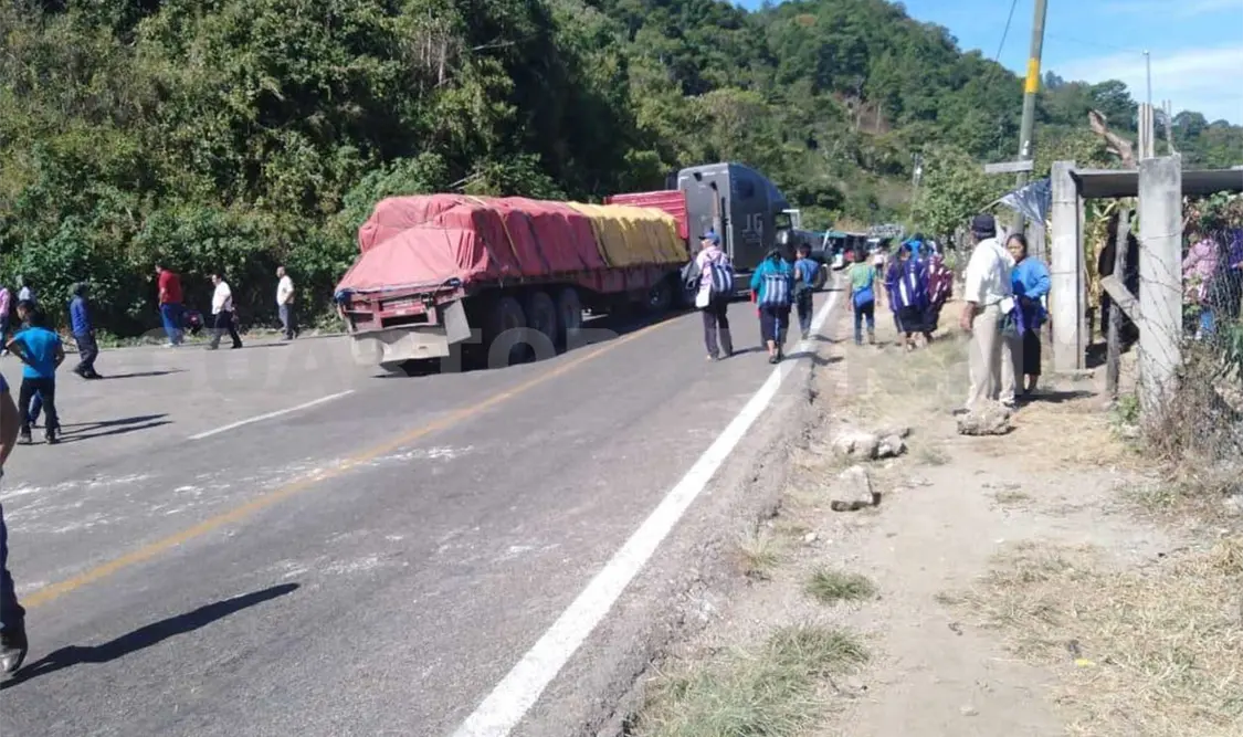 Ante la problemática que prevalece, los bloqueos continuán en la carretera Oxchuc-Ocosingo. CP