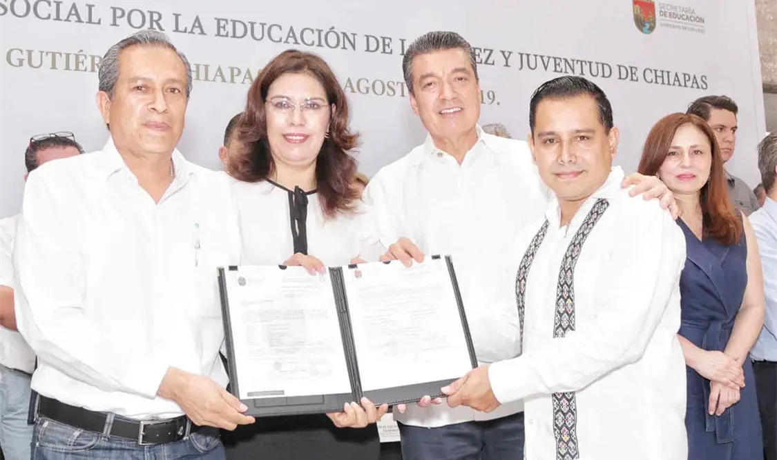 El gobernador expresó su respeto y reconoció el trabajo diario que realizan los trabajadores de la educación. CP