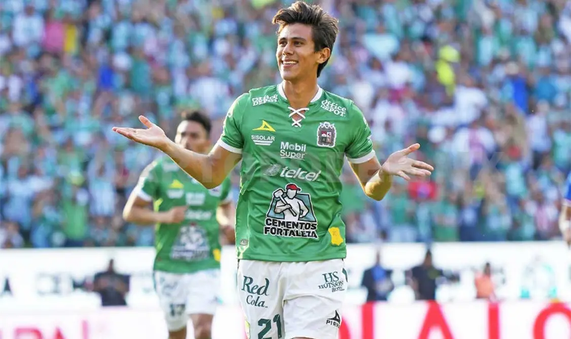 Juan Macías celebró los goles de la victoria. CP