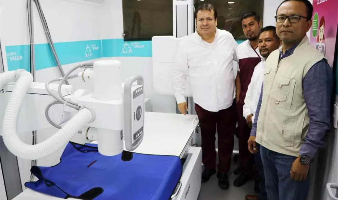 El alcalde Rosales Zuarth hizo un recorrido por las unidades que se instalaron en el parquecito y constató el equipo médico. CP
