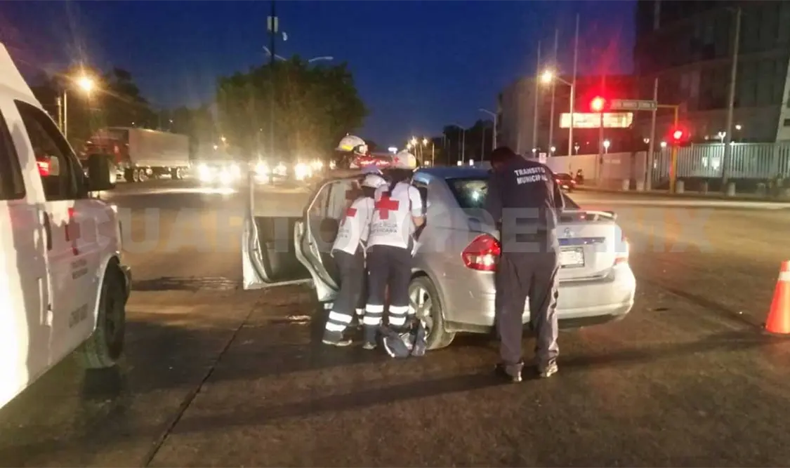 Semaforazo deja a dos lesionados