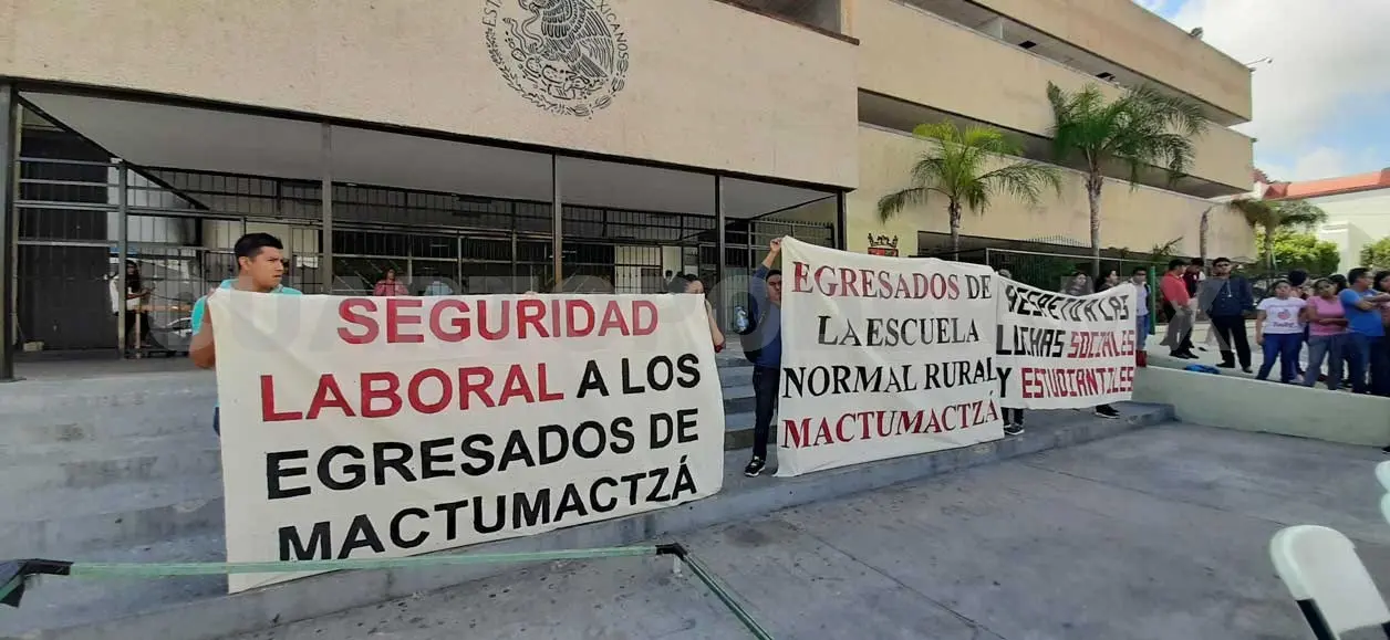 Egresados exigen plazas sin evaluaciones