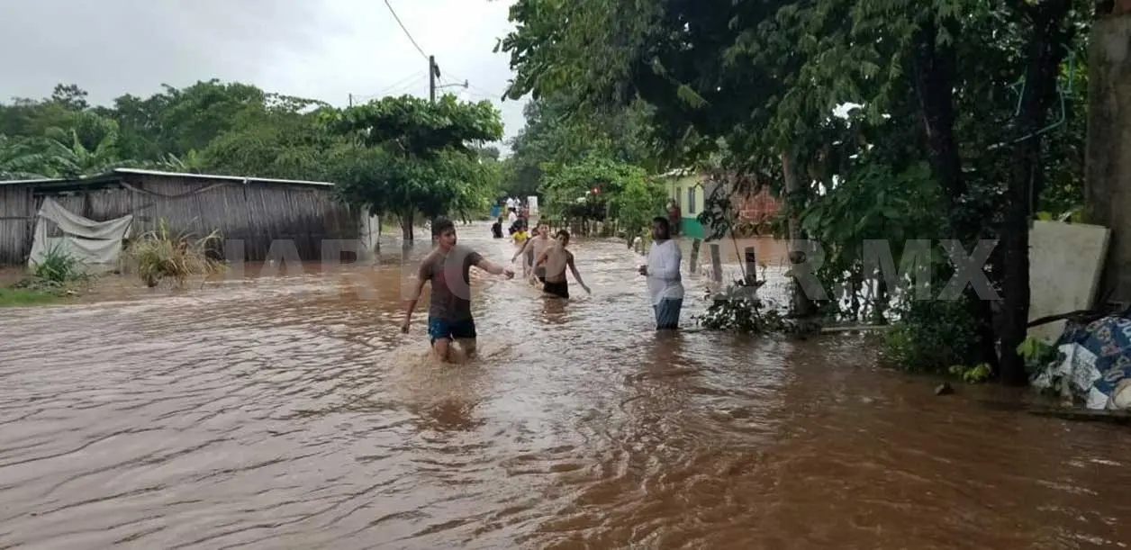 Evacuan a pobladores por desborde de río