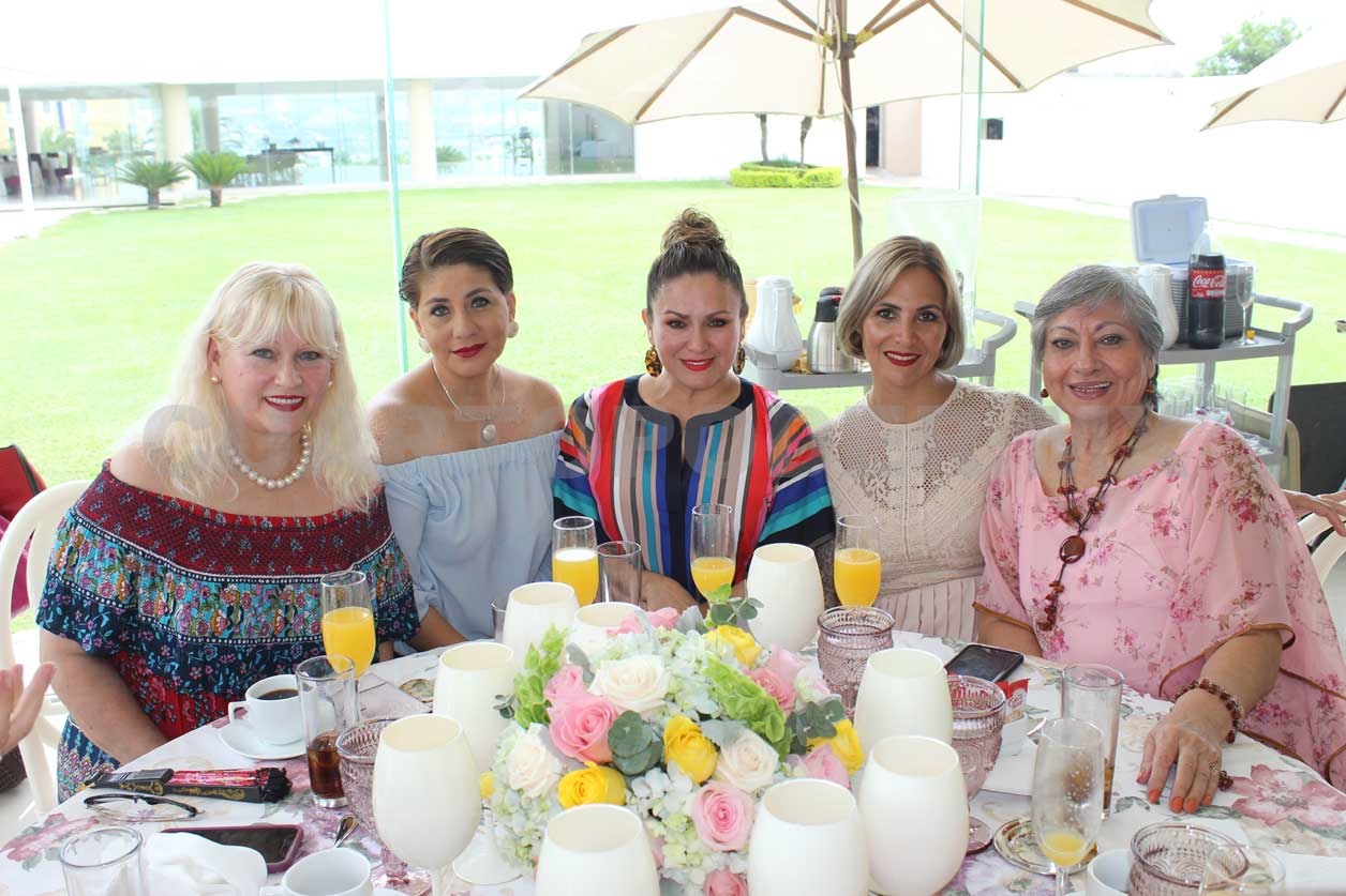 Socorrito celebró con amigas