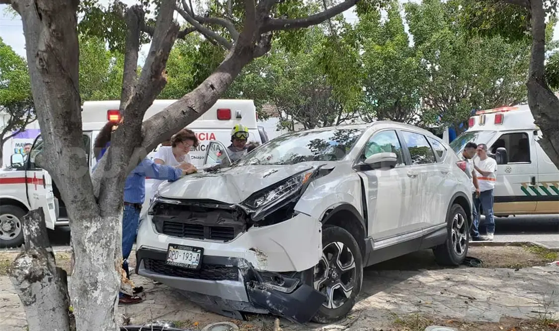 Seis lesionados en fuerte accidente vial