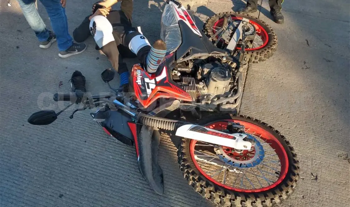 Imprudente conductora impacta a motociclista