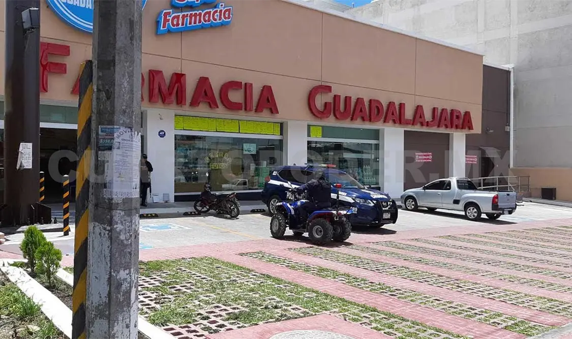 Vacían anaqueles de una farmacia