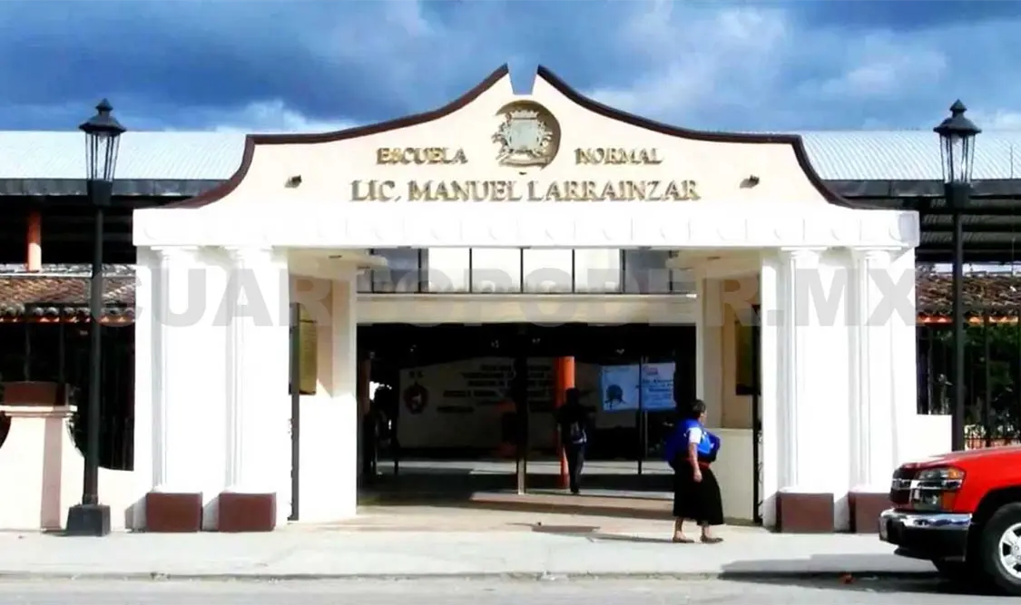 Toman edificio de la Normal Larráinzar