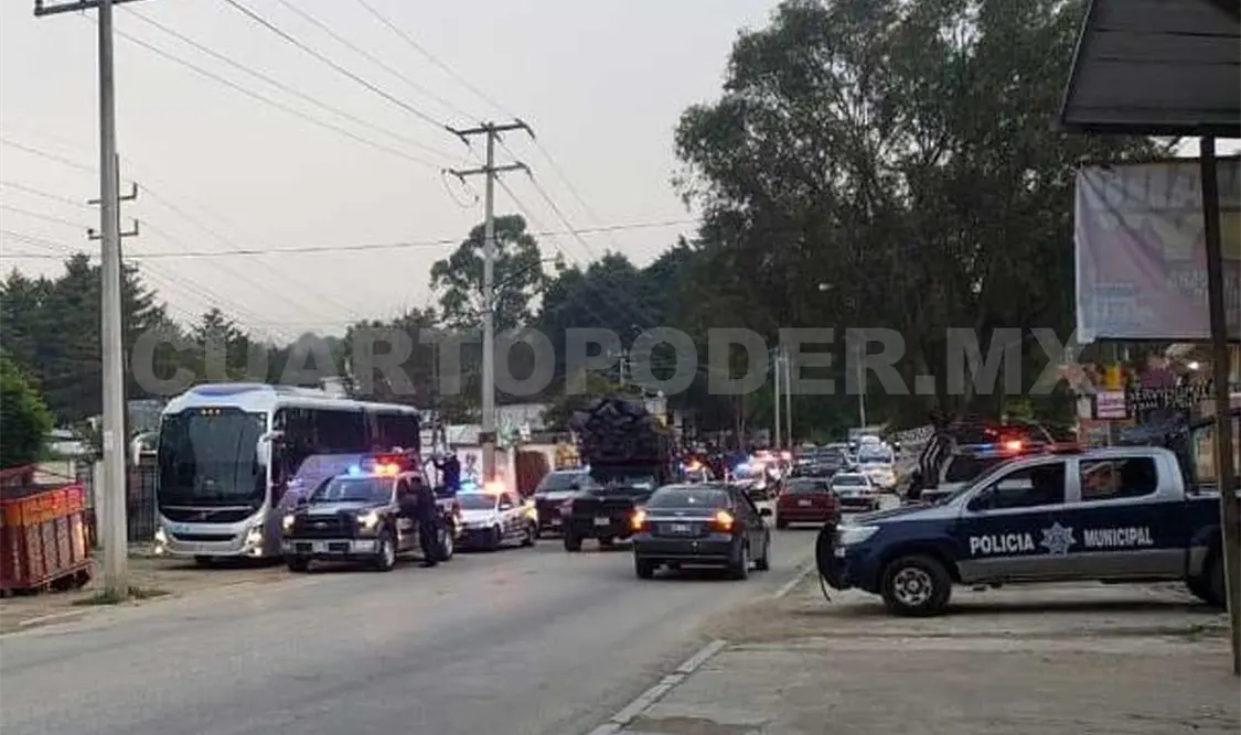 Policías recuperan camión retenido por normalistas