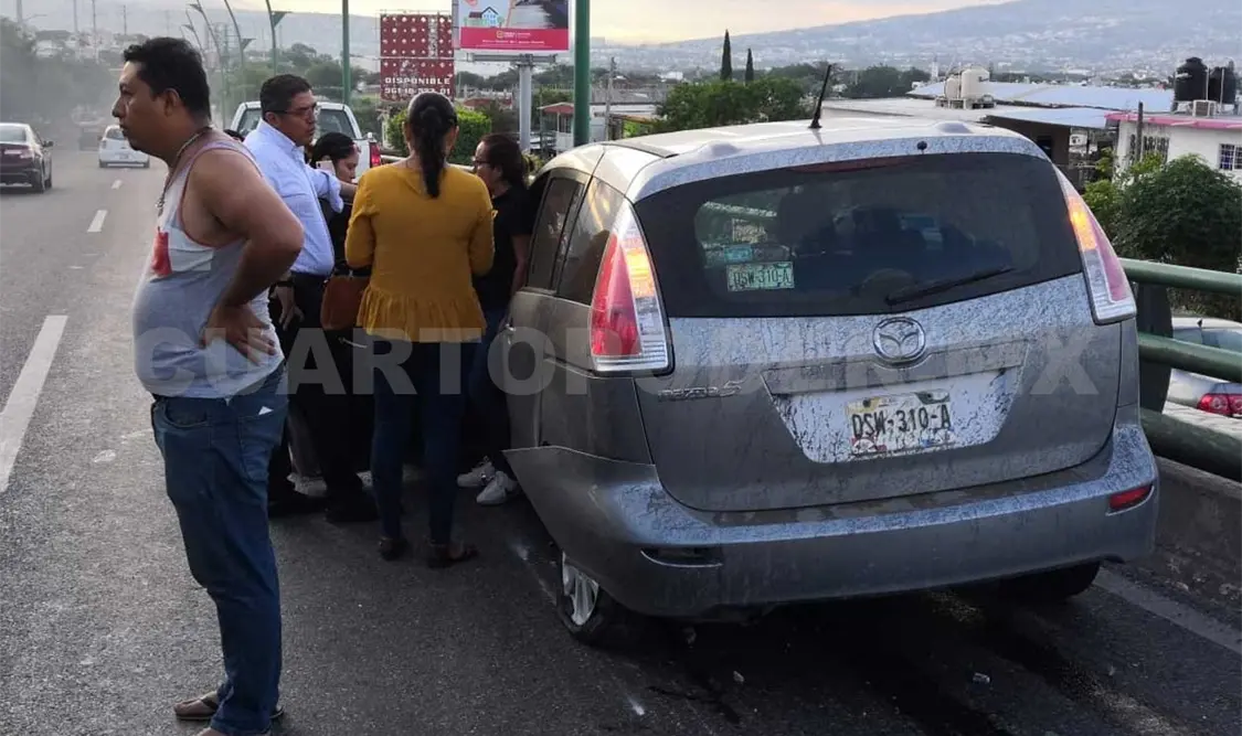 Explota llanta y destroza el automóvil