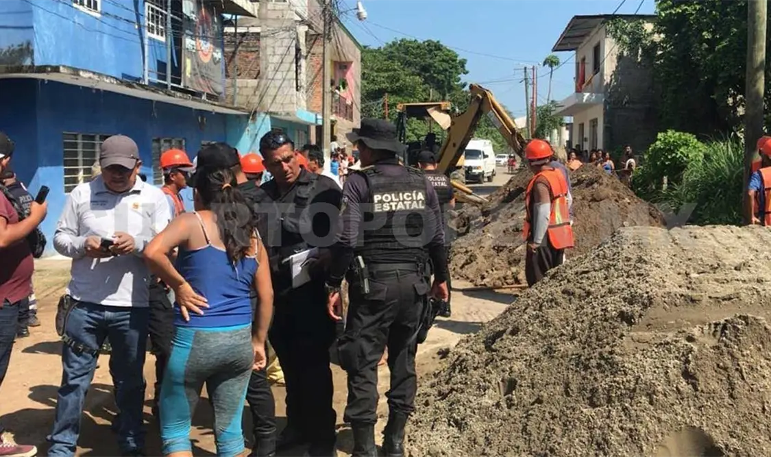 Quedan aplastados en derrumbe; muere obrero