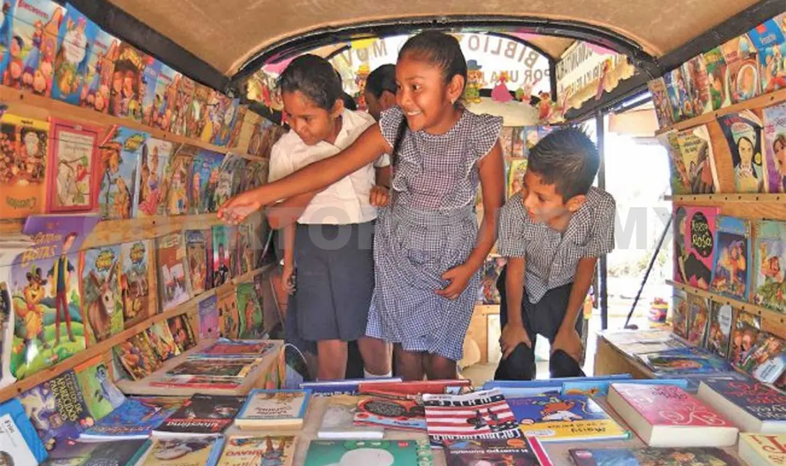 La Bibliocombi lleva la lectura en los lugares con mayor marginación y pobreza en Guerrero. Twitter