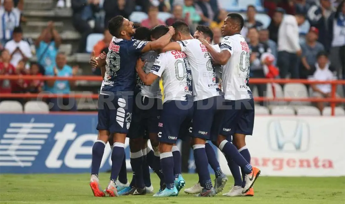 Jugadores del Pachuca celebran un gol contra Atlas. Agencias