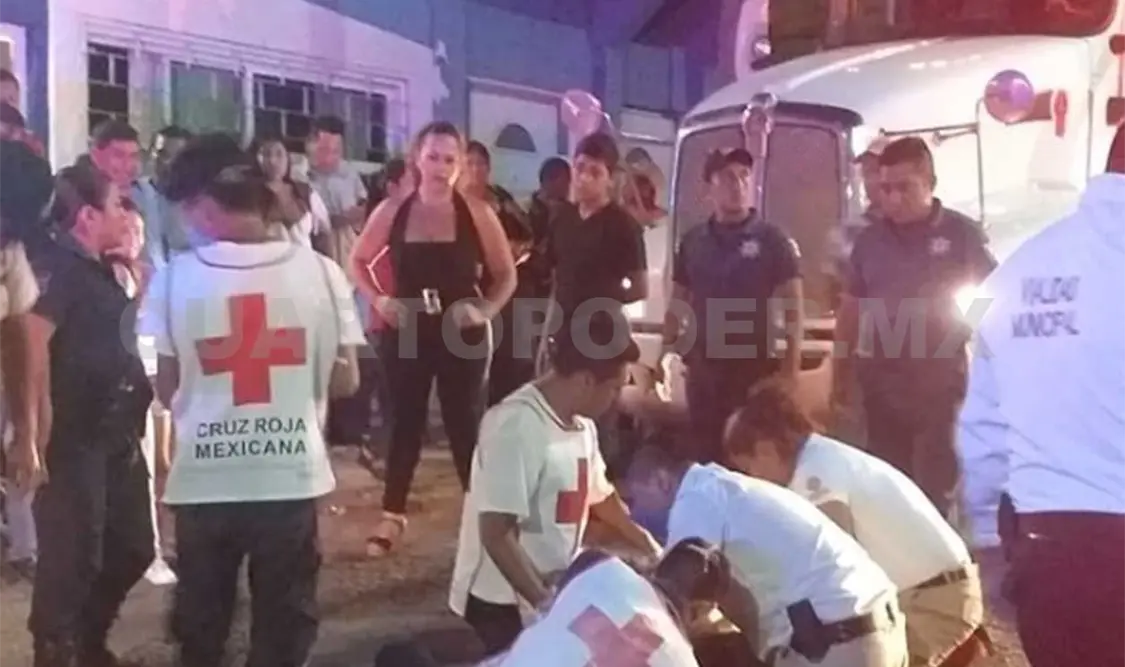 Paramédicos de la Cruz Roja Mexicana trasladaron a Romeo Gómez Encino a un hospital. CP