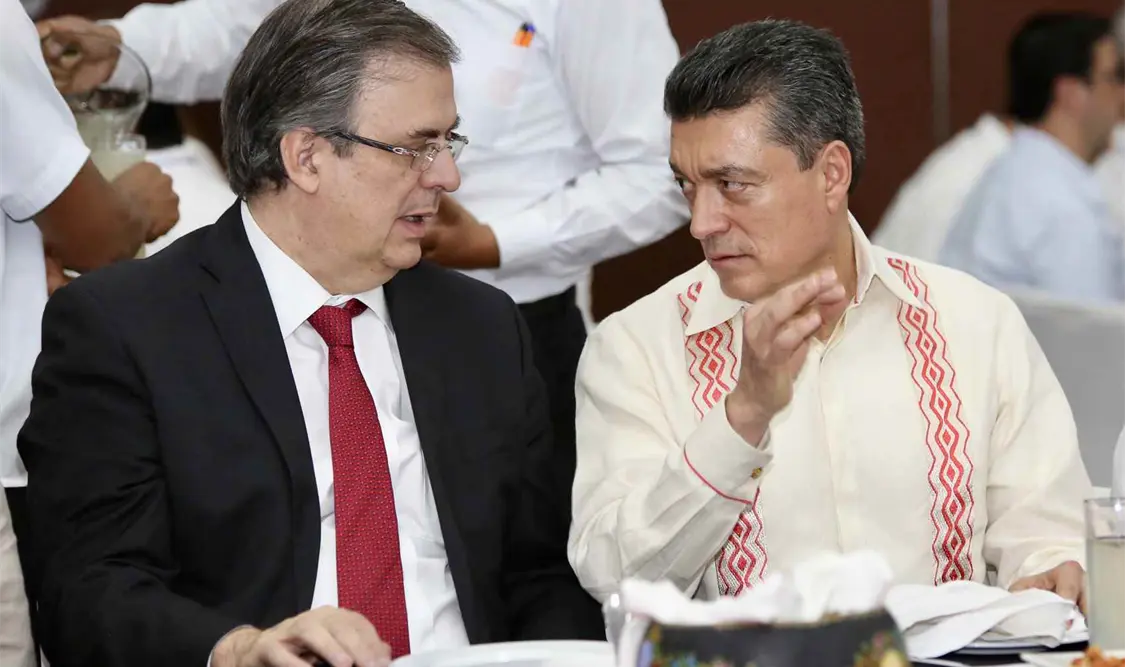El secretario Marcelo Ebrad junto al gobernador de Chiapas durante la Cumbre de Rectores de México-Centroamérica 2019. CP