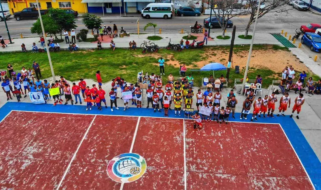 Alrededor de la cancha se formaron los equipos para ser parte del acto oficial del campeonato. Cortesía