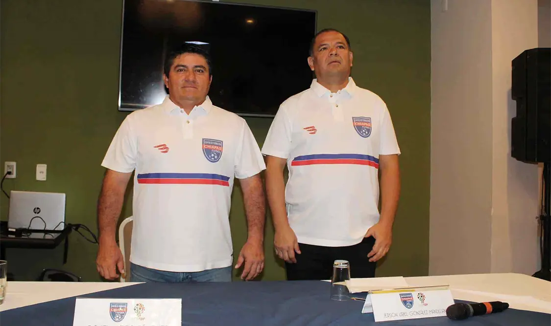 El director técnico (izq.) y el presidente del club (der.) confían en el proyecto como apoyo al futbolista estatal. Cortesía