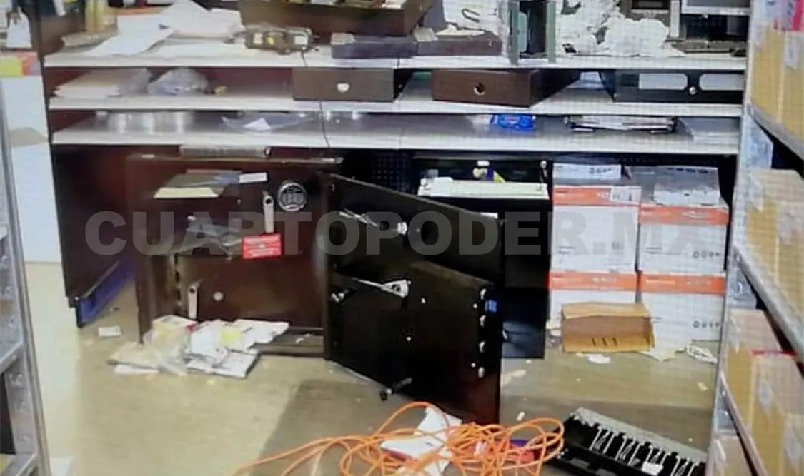 Amagan a empleados y roban en tienda
