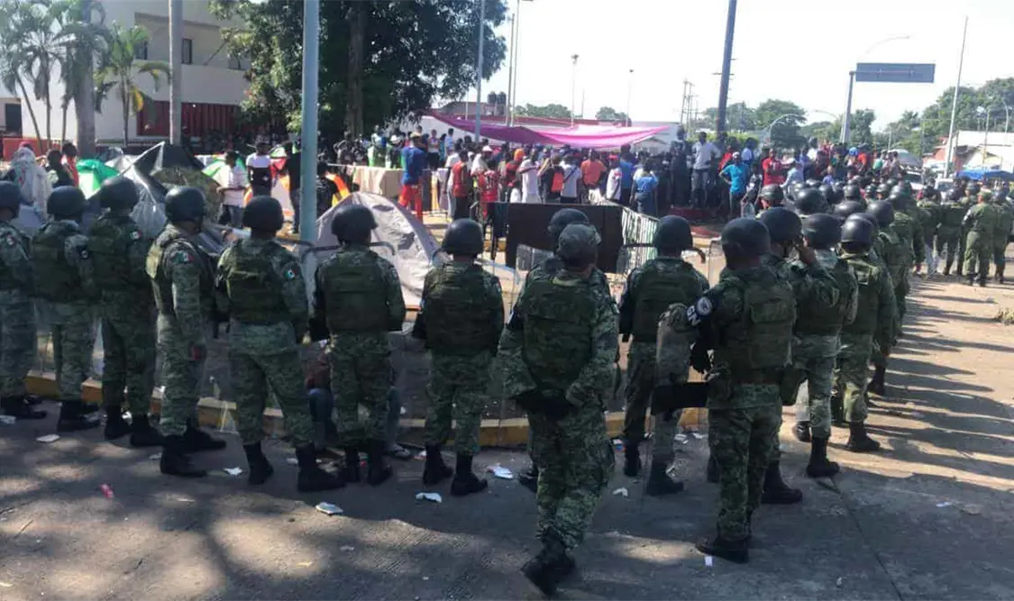 Elementos del Ejército Mexicano y de la Policía Federal rompieron el cerco que mantenían extracontinentales en la Estación Migratoria Siglo XXI. Rafael Victorio / CP