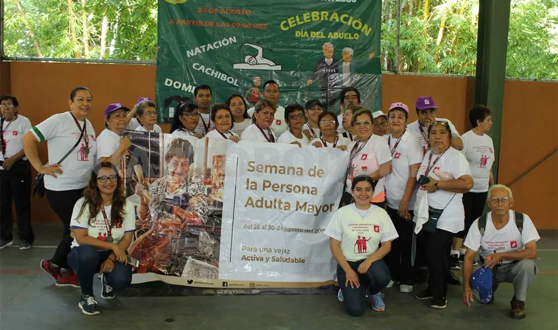 Abuelitos celebran su día haciendo deporte