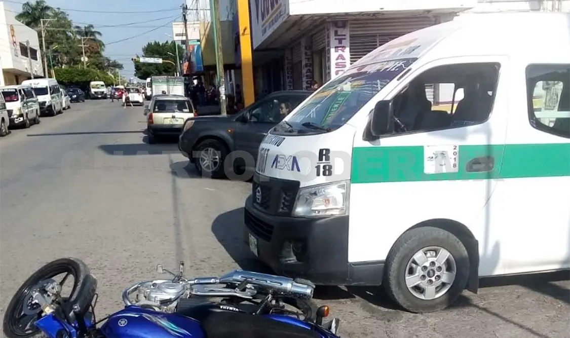 Combi embiste a motociclista
