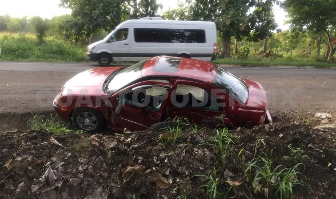 Choque de autos deja a tres marinos heridos