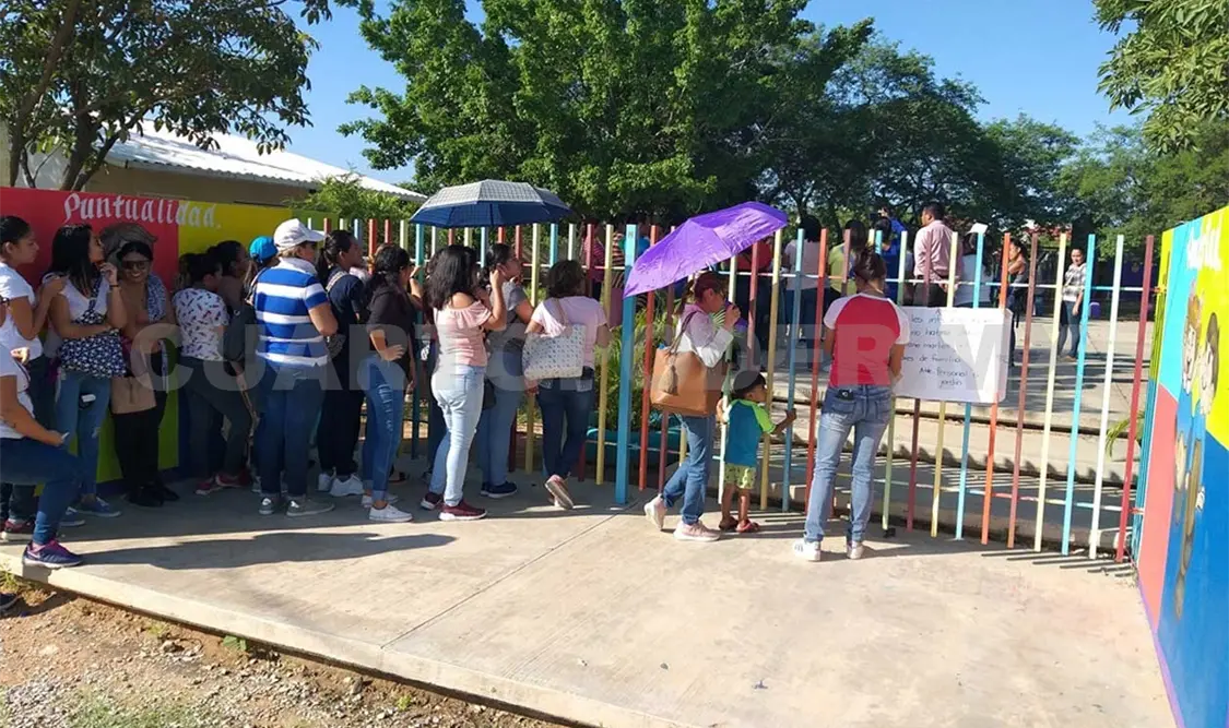 Maestra de kínder, con problemas por examen
