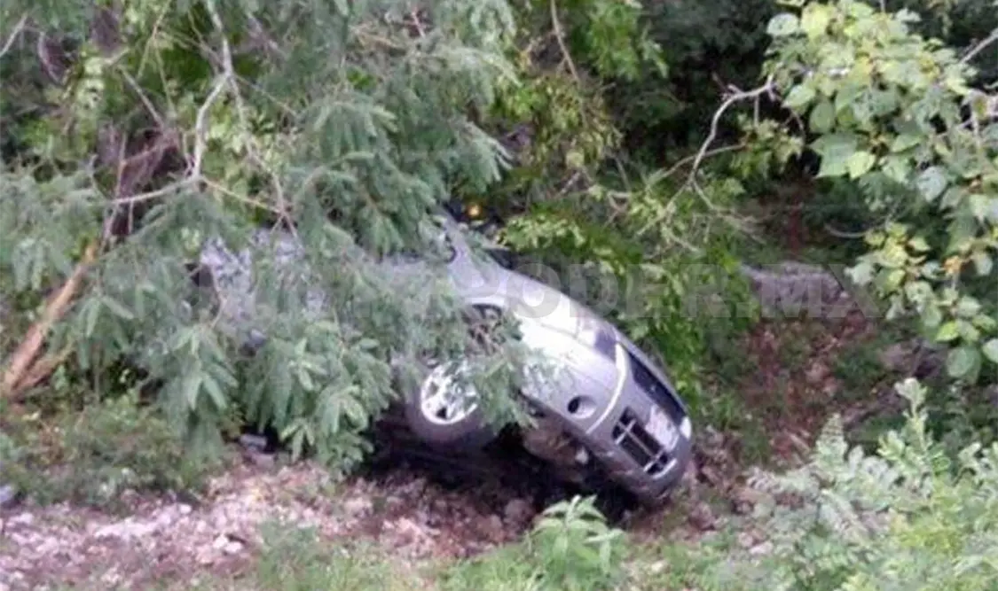 Recuperan camioneta robada en un barranco