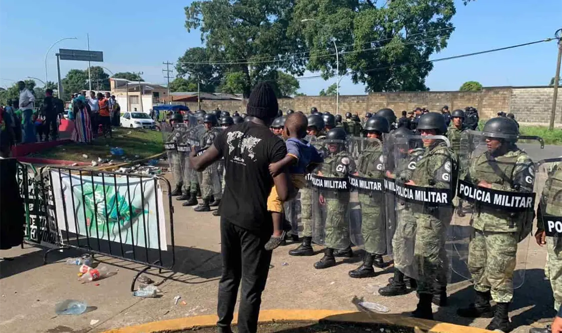 Ayer, nuevamente se suscitó un enfrentamiento entre africanos y militares. Rafael Victorio / CP