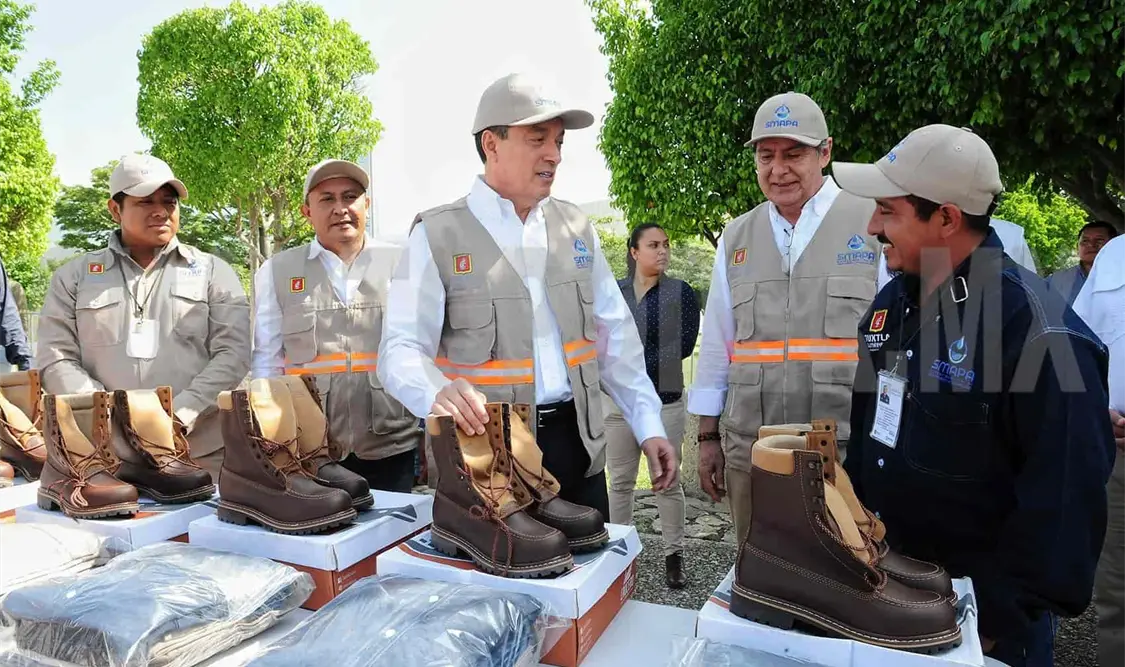 El gobernador Rutilio Escandón hizo entrega de 16 camionetas estaquitas, 18 motocicletas y uniformes. CP