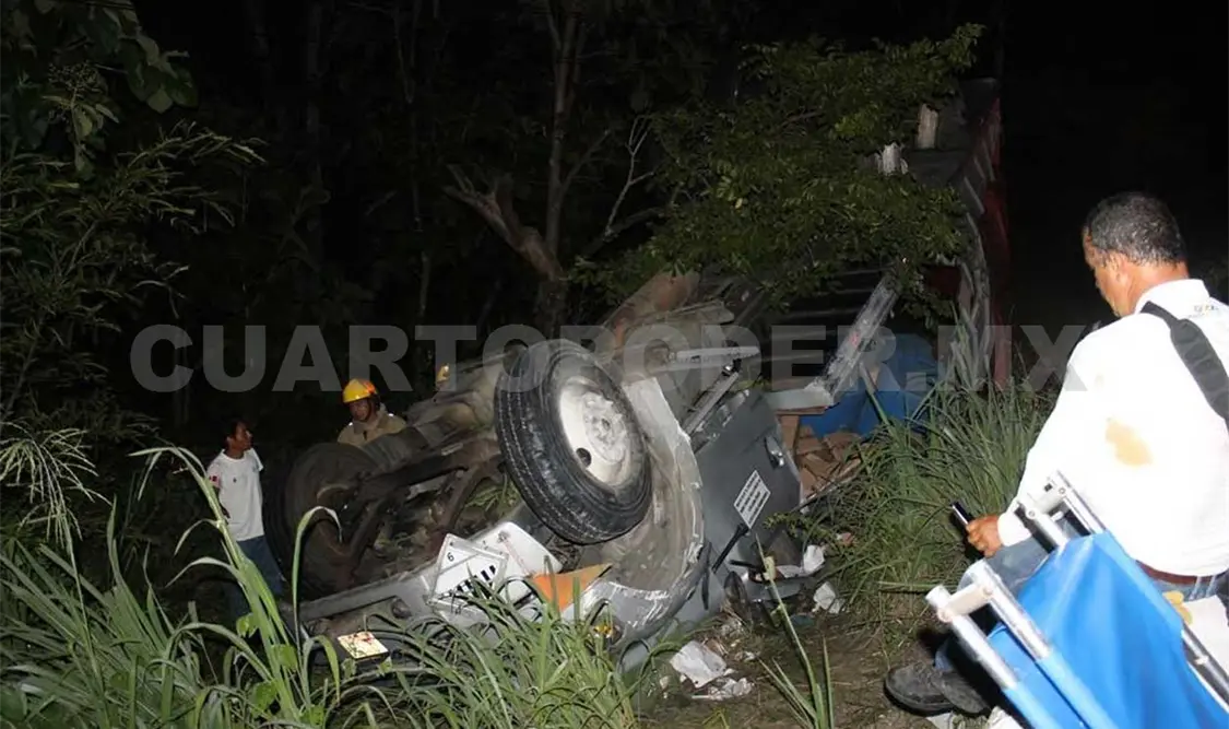 Fatal volcadura deja un muerto y otro lesionado