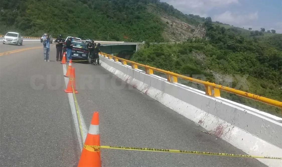 Encuentran a hombre sin vida en autopista
