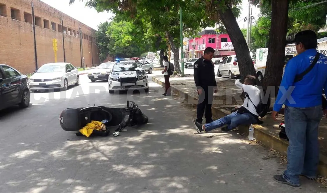 Pick up arrolla a motociclista