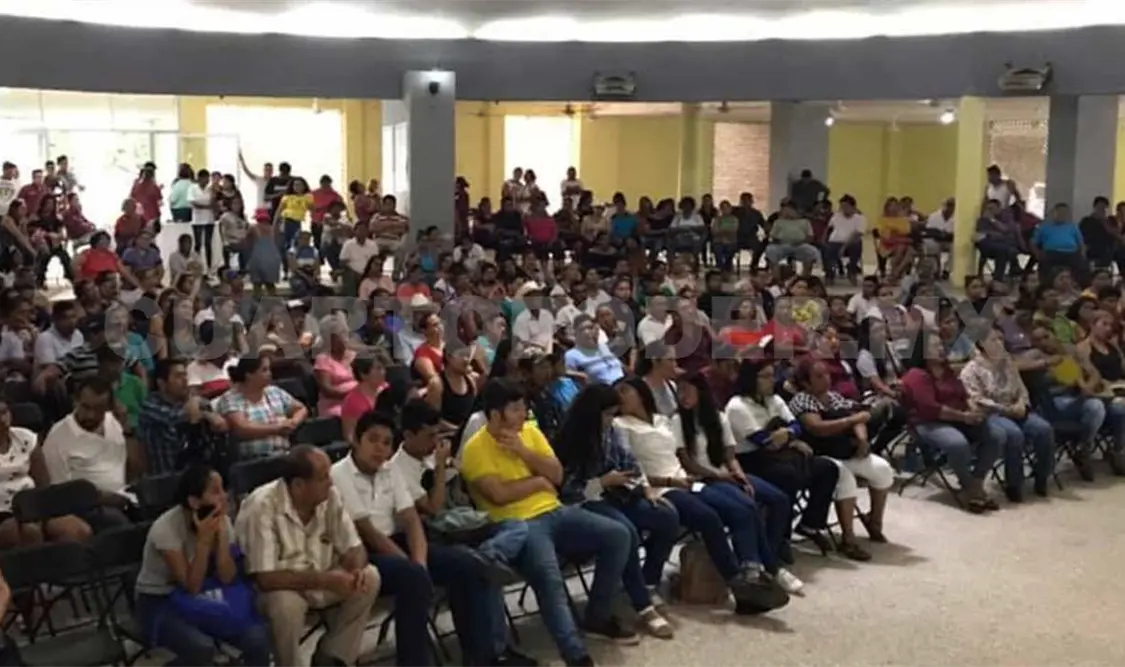 Más de 250 padres de familia acudieron a una reunión convocada por el director del plantel para conocer la problemática que existe. Noel Vázquez / CP