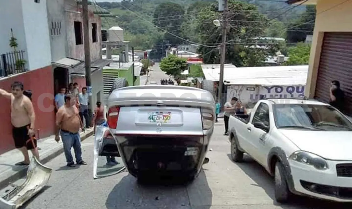 Debido al impacto, el sedán quedó con las llantas al aire; el conductor resultó policontundido pero no necesitó la valoración. CP
